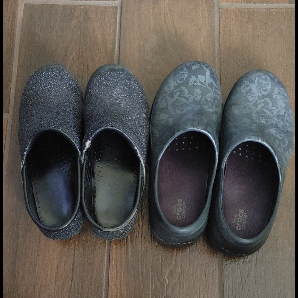Nursing clogs 1 CROCS, 1 Dansko